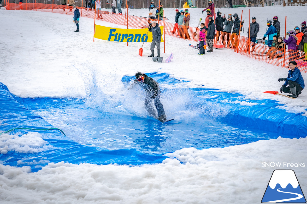 富良野スキー場｜季節は、まだ冬？それとも…？小雪が舞い、たくさんの雪が残る富良野スキー場で、春の恒例イベント『春スキー池渡り大会』開催(^^)/